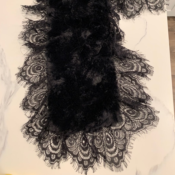 Scarf with lace detail - Picture 2 of 6